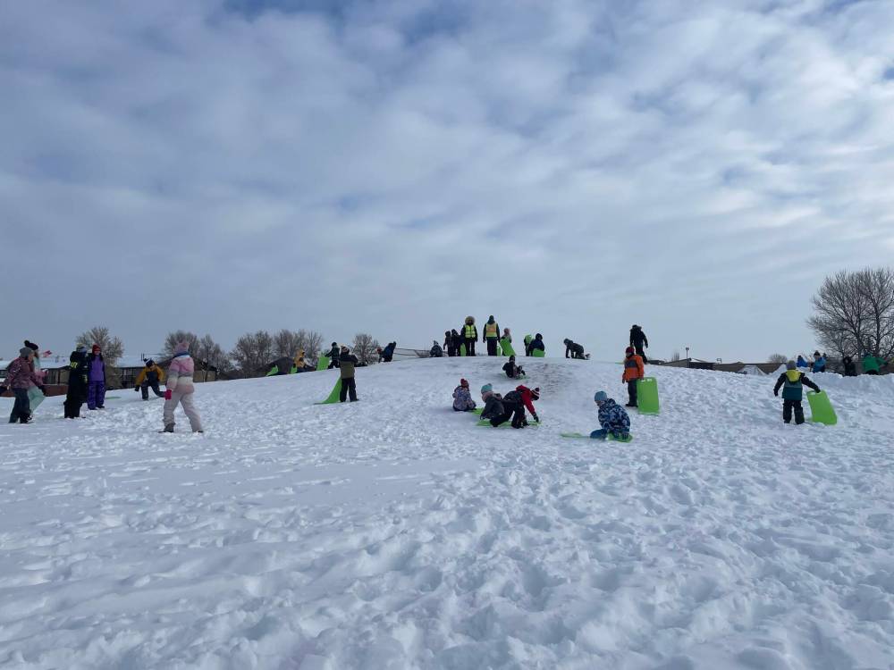 MAGGIE MACINTOSH/WINNIPEG FREE PRESS
Students at École St. Germain toboggan and build snow forts during outdoor recess on Wednesday.