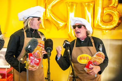 MIKAELA MACKENZIE / WINNIPEG FREE PRESS Pepper (left) and Chip Foster, new owners of KUB Bakery, at a press conference announcing the sale of the bread bakery in Winnipeg on Wednesday, Jan. 4, 2023. For Gabby story. Winnipeg Free Press 2022.