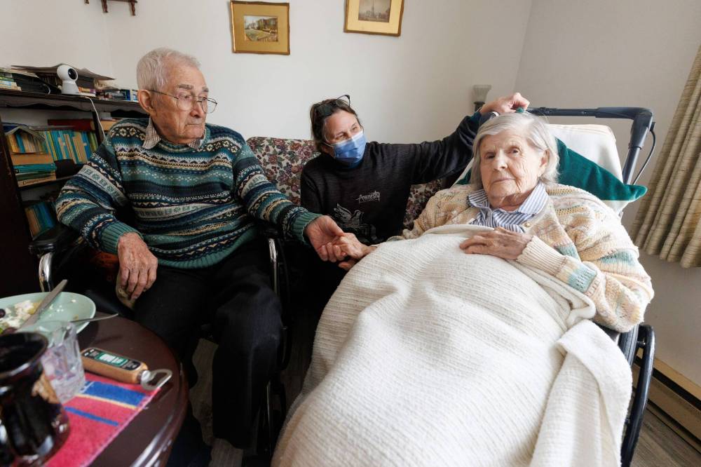 MIKE DEAL / WINNIPEG FREE PRESS
Jane Pogson, with her parents, Rodney and Ann Ledwich, in their home on Assiniboine Avenue where Pogson moved her mother after being shocked at the state of the personal-care home to which she’d been assigned after a hip fracture.