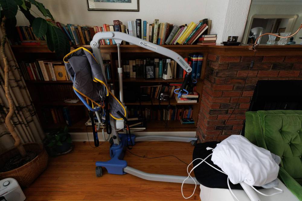 MIKE DEAL / WINNIPEG FREE PRESS
A transfer device for Ann Ledwich, 90, sits in a corner of the living room in the house she shares with husband Rodney, 91. ‘My mom’s world now is in her tilt wheelchair, but she’s with my dad. And if she falls, there won’t be mice running all over her,’ daughter Jane Pogson says.