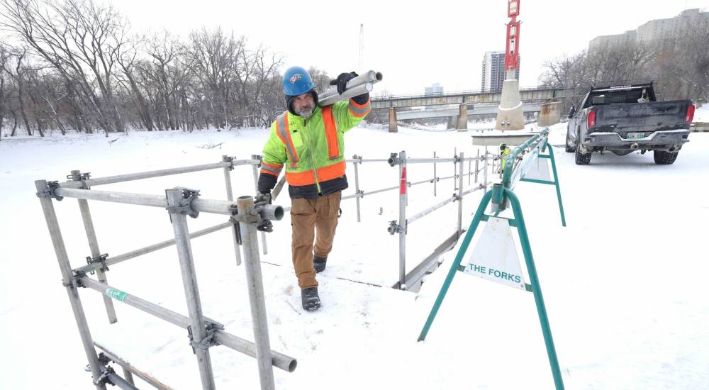 RUTH BONNEVILLE / WINNIPEG FREE PRESS
Workers building a ramp down to the Assiniboine River at the Forks Monday.