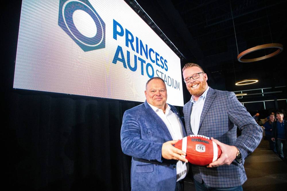 MIKAELA MACKENZIE / WINNIPEG FREE PRESS
Bombers CEO Wade Miller (left) and Princess Auto CEO Ken Larson join forces Tuesday.