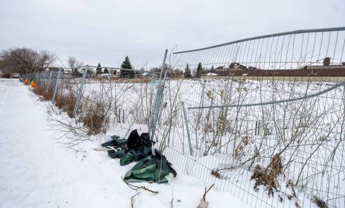 RUTH BONNEVILLE / WINNIPEG FREE PRESS
                                Local - Empty Lot A very large lot on the corner of London and Kimberley lays vacant after fire. A huge fire on Jan. 31, 2022 destroyed an apartment complex that was under construction at the corner of Kimberly Avenue and London Street. The blaze spread to a neighbouring condo complex. Some residents were out of their homes for 18 months. The apartment lot has been sitting empty and it&rsquo;s unclear if the owner is going to rebuild. Neighbours have complained about illegal dumping, the site not being secure and general safety concerns, given there is a big hole where an underground parking garage was being constructed. The city said it is inspecting the site this week. Jan 29th, 2024