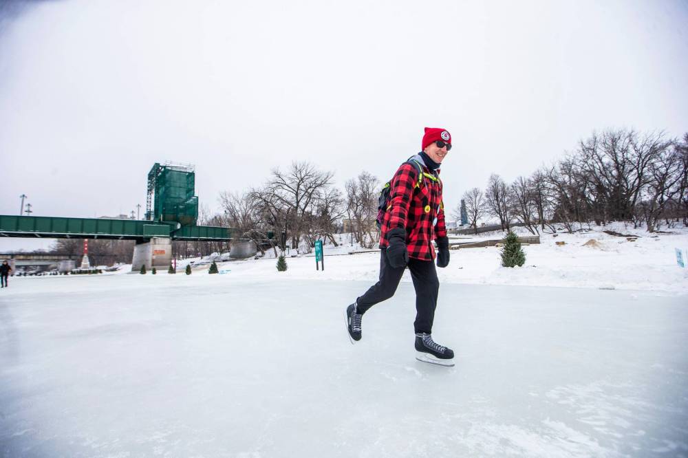 MIKAELA MACKENZIE / WINNIPEG FREE PRESS
James Torrance, who has been waiting for opening day (and checking daily), skates on the Nestaweya River Trail at The Forks on Thursday.