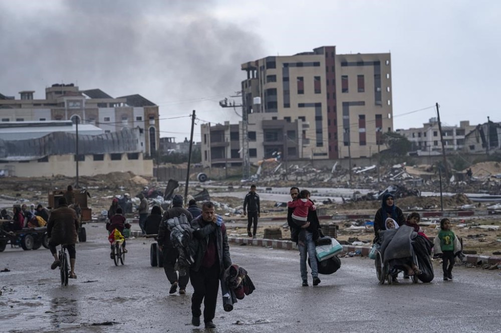 CORRECTS CITY TO KHAN YOUNIS, INSTEAD OF RAFAH - Palestinians flee from the city of Khan Younis in southern Gaza after an Israeli ground and air offensive on Monday, Jan. 29, 2024. Israel has expanded its offensive in Khan Younis, saying the city is a stronghold of the Hamas militant group. (AP Photo/Fatima Shbair)