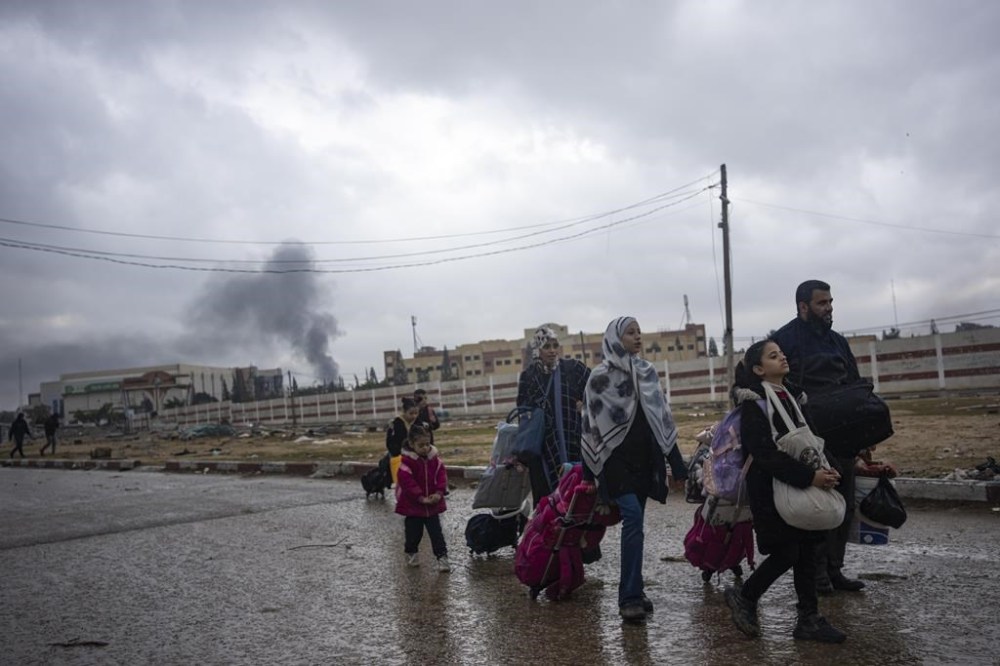 CORRECTS CITY TO KHAN YOUNIS, INSTEAD OF RAFAH Palestinians flee from the city of Khan Younis in southern Gaza after an Israeli ground and air offensive on Monday, Jan. 29, 2024. Israel has expanded its offensive in Khan Younis, saying the city is a stronghold of the Hamas militant group. (AP Photo/Fatima Shbair)