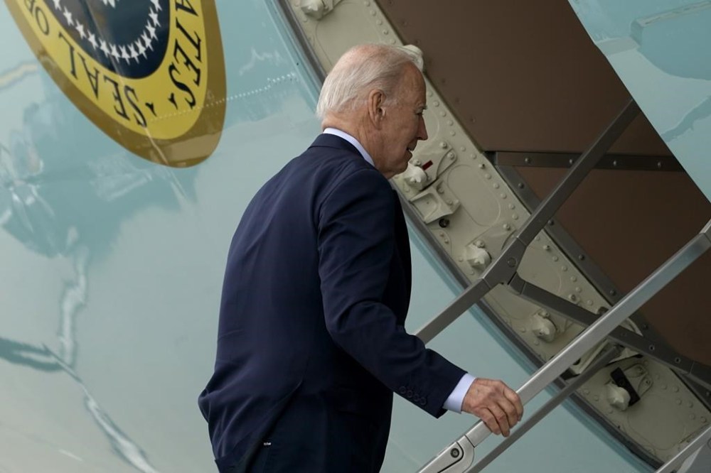 President Joe Biden boards Air Force One at Los Angeles International Airport in Los Angeles, Sunday, Feb. 4, 2024, en route to Las Vegas to participate in campaign events. (AP Photo/Stephanie Scarbrough)