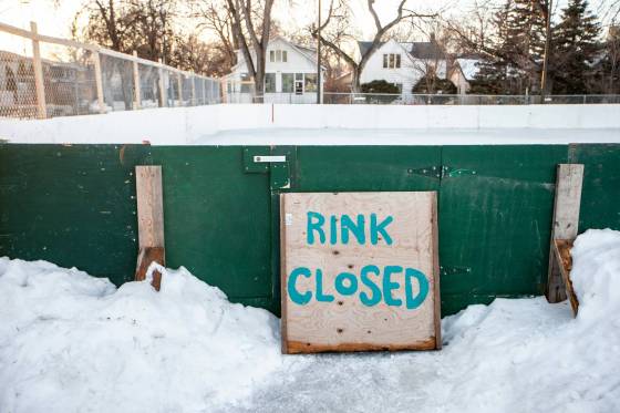 Under balmy conditions, the rink at Robert A. Steen community centre is closed for now. (Mikaela MacKenzie / Winnipeg Free Press)