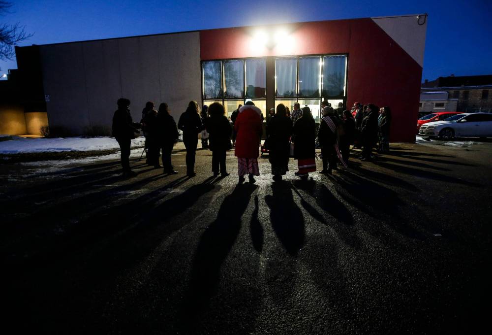 JOHN WOODS / WINNIPEG FREE PRESS
People gather at a community fire for Crystal Saunders and family at Ma Ma Wi Chi Itata Centre in Winnipeg, Tuesday.
