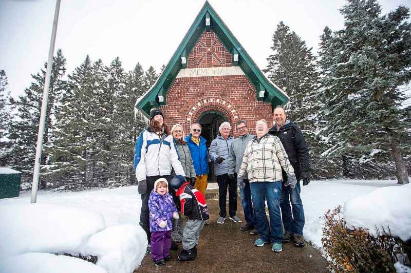 MIKAELA MACKENZIE / WINNIPEG FREE PRESS
Jennifer Ching-Faux (top left), Myra Amy-McElroy, Wilf Klippenstein, Harvey Kinsman, Brian McElroy, Shannon Holenski, Glen Holenski, Sienna Faux (two, bottom left), and Kip Faux (four, bottom right) pose for a photo in front of the war memorial in Darlingford, Manitoba on Monday, Oct. 30, 2023. For Jen story.
Winnipeg Free Press 2023.