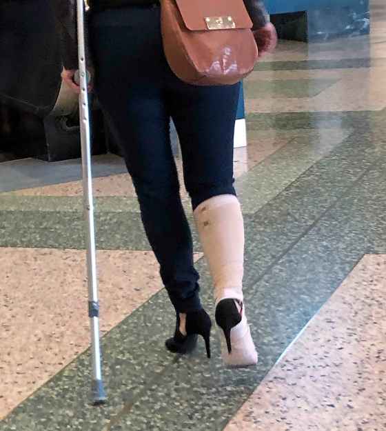 Tip of the hat to this 2019 Winnipeg Wine Festival attendee, whose dedication to footwear in spite of obvious injury was admirable. (Ben Sigurdson / Winnipeg Free Press files)