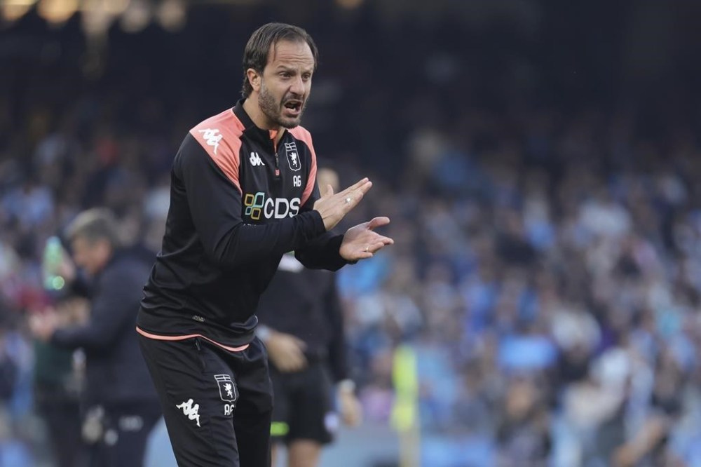 Genoa's head coach Alberto Gilardino reacts during the Serie A soccer match between Napoli and Genoa at the Diego Maradona Stadium in Naples, Italy, Feb. 17, 2024. (Alessandro Garofalo/LaPresse via AP)