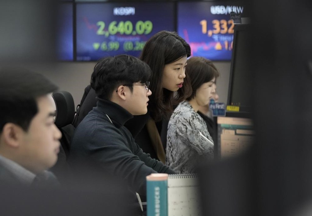 Currency traders watch monitors at the foreign exchange dealing room of the KEB Hana Bank headquarters in Seoul, South Korea, Tuesday, Feb. 27, 2024. Asian shares retreated on Tuesday after U.S. stocks edged back from their record heights. (AP Photo/Ahn Young-joon)