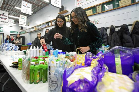 Sheena Gurm (right) and Mahekleen Kaur pack Valentine’s Day gift bags for women living in women’s shelters. (Erik Pindera / Winnipeg Free Press files)