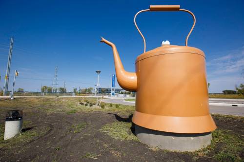 MIKE DEAL / FREE PRESS FILES
                                Found at the Beaumont Station, the Rooster Town Kettle sculpture, designed by Ian August, near where the Métis Rooster Town was located, is one example of public art in Winnipeg.