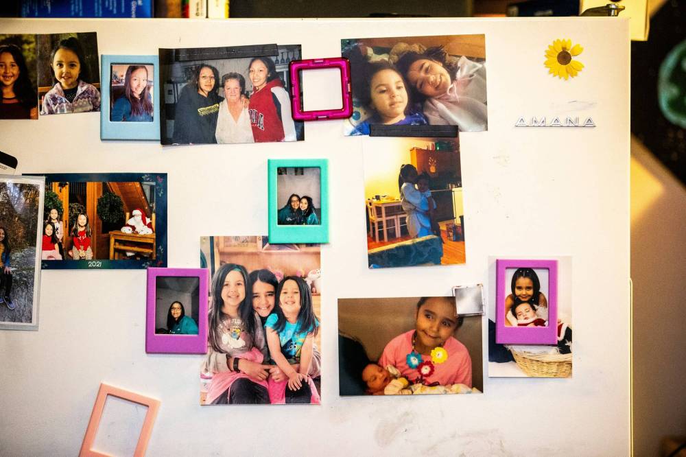 MIKAELA MACKENZIE / WINNIPEG FREE PRESS
Photos of Myah-Lee Gratton with family on Juliette Hastings’ fridge.