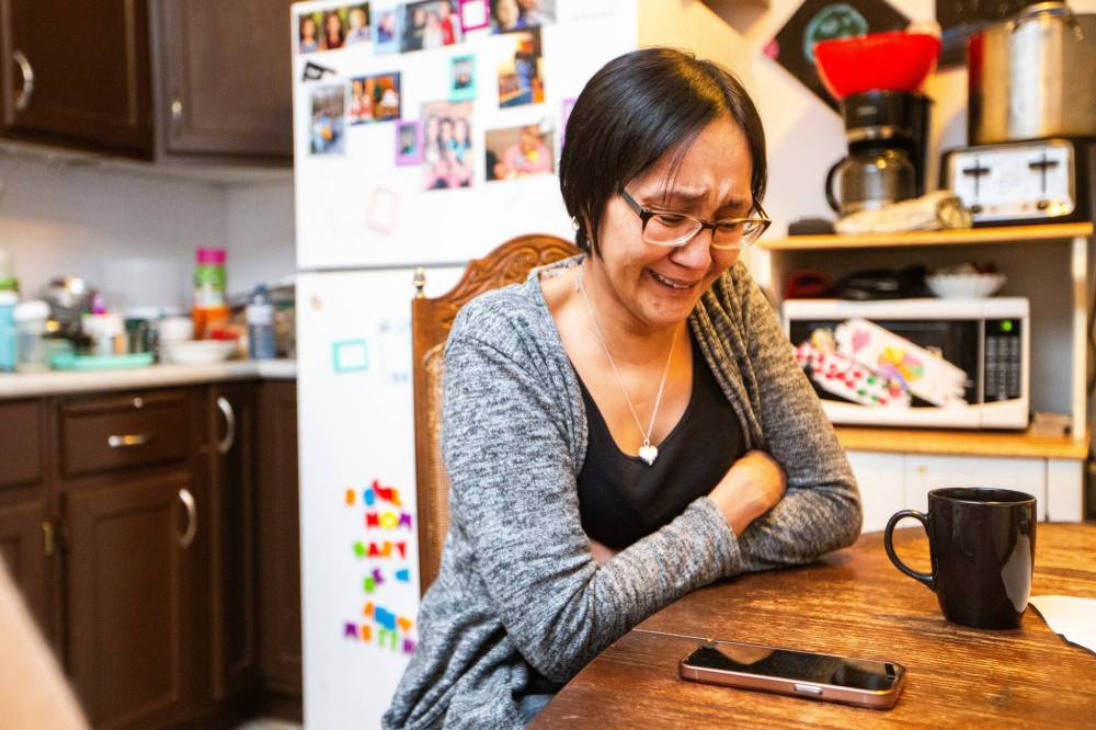 MIKAELA MACKENZIE / WINNIPEG FREE PRESS
Juliette Hastings, mom of victim Myah-Lee Gratton, reads the last text that Myah-Lee sent her at home on Wednesday.