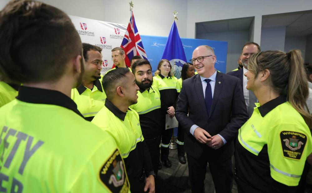 RUTH BONNEVILLE / FREE PRESS
Mayor Scott Gillingham congratulates the transit safety officers.