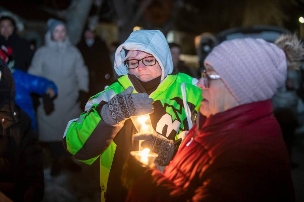 BROOK JONES / FREE PRESS
Family members, relatives and community members gather during a candlelight vigil for Amanda Clearwater, 30, and her children Bethany, 6, Jayven, 4, Isabella, two months, and her niece Myah-Lee Gratton, 17, in Carman Friday.