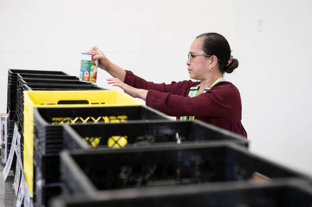 BROOK JONES / FREE PRESS FILES
The number of households served by Harvest Manitoba’s food bank in January increased by more than 3,000 compared with the same month last year.