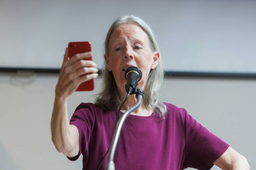 MIKE DEAL / FREE PRESS
Lesley reads a poem to the other residents.