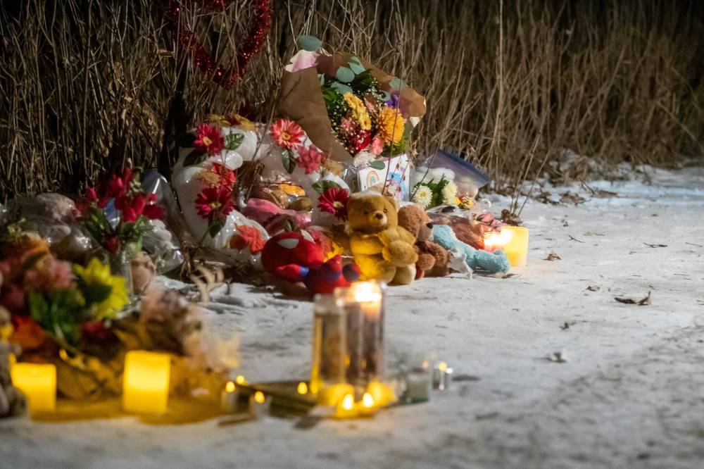 BROOK JONES / FREE PRESS Files
A memorial is set up for Amanda Clearwater, 30, her children Bethany, 6, Jayven, 4, Isabella, two months, and her niece Myah-Lee Gratton, 17, in Carman last week.