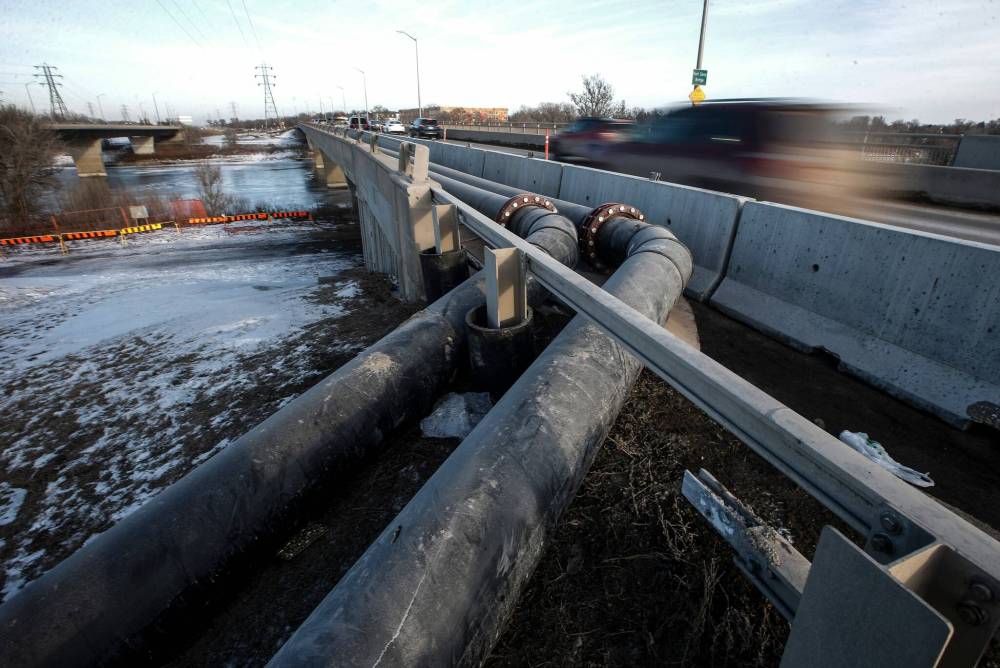 JOHN WOODS / FREE PRESS
The spill from the two failed pipes has dumped an estimated 228 million litres of raw sewage into the Red River (as of Wednesday).