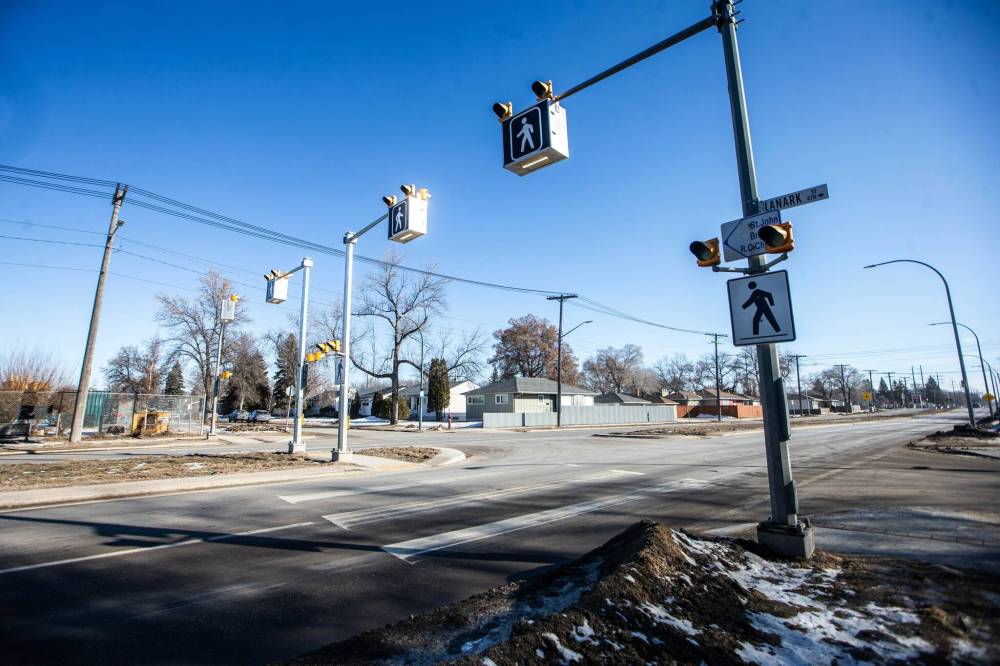 MIKAELA MACKENZIE / FREE PRESS
The pedestrian crosswalk at Grant Avenue and Lanark Street, where a pedestrian and vehicle accident happened early Thursday morning.