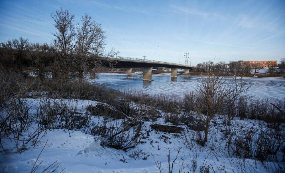 JOHN WOODS / FREE PRESS FILES
                                The Fort Garry Bridge in Winnipeg, the site of the latest major sewage spill into the Red River.