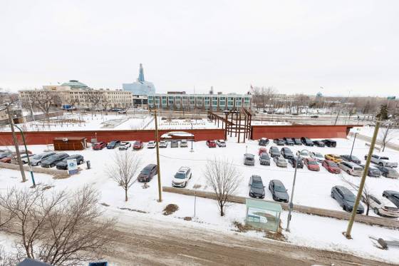 Questions are being raised about a proposal to turn a surface parking lot alongside Upper Fort Garry provincial park into an interpretive centre. (Mike Deal / Free Press)