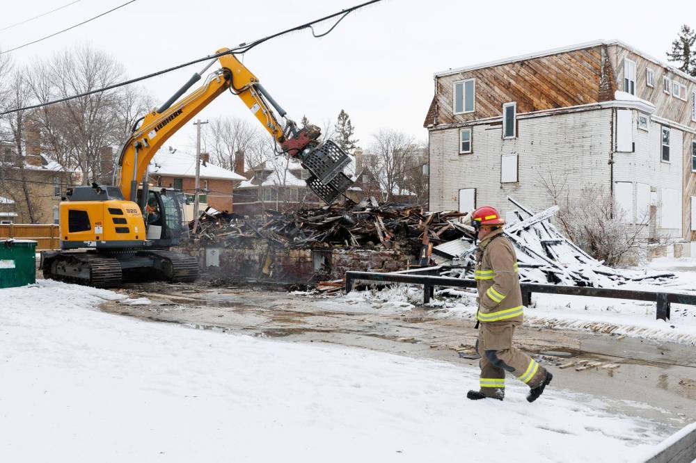 MIKE DEAL / FREE PRESS
Crews demolish a building at 149 Spence St. that was destroyed by fire early Monday morning. Winnipeg Fire Paramedic Service crews reported being on scene at the vacant house before 5:20 a.m.