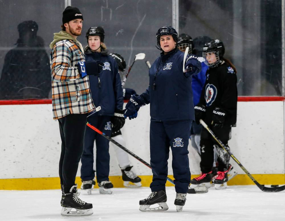 JOHN WOODS / FREE PRESS
                                Head coach Nicole McAlpine talks to Winnipeg Jets’ Dylan Samberg at a U-15 girls practice at Camp Manitou Monday.