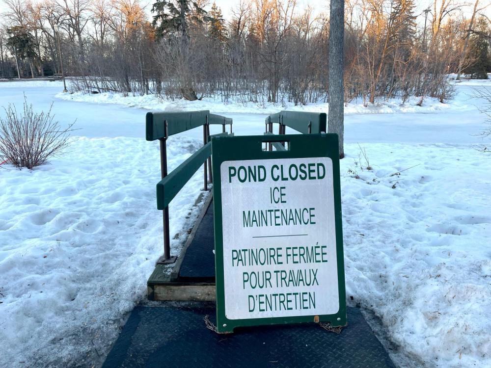 RUTH BONNEVILLE / WINNIPEG FREE PRESS Weather Photo of closed sign at St. Vital Park skating pond. Above normal January temperatures causing closure of skating ponds and rinks.