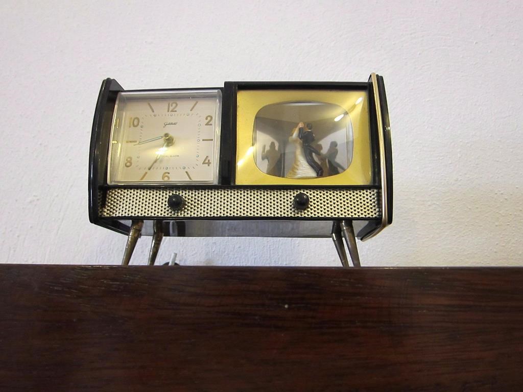 ‘Daylight saving time confuses me’ Canadians prepare to adjust clocks