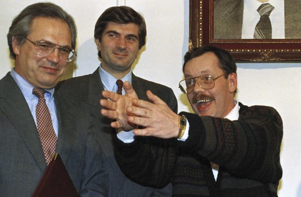 FILE - United Nations mediator Giandomenico Picco, center, accompanies Terry Anderson, chief Middle East correspondent for the Associated Press, during a news conference at the Syrian Foreign Ministry in Damascus, Dec. 4, 1991. At left is American Ambassador Christopher Ross. Picco, whose negotiating skills helped resolve some of the thorniest crises of the 1980s and 1990s, including the Iran-Iraq war and the kidnappings of Westerners by Hezbollah in Lebanon, died Sunday, March 10, 2024. (AP Photo/Mohammad Ali, file)
