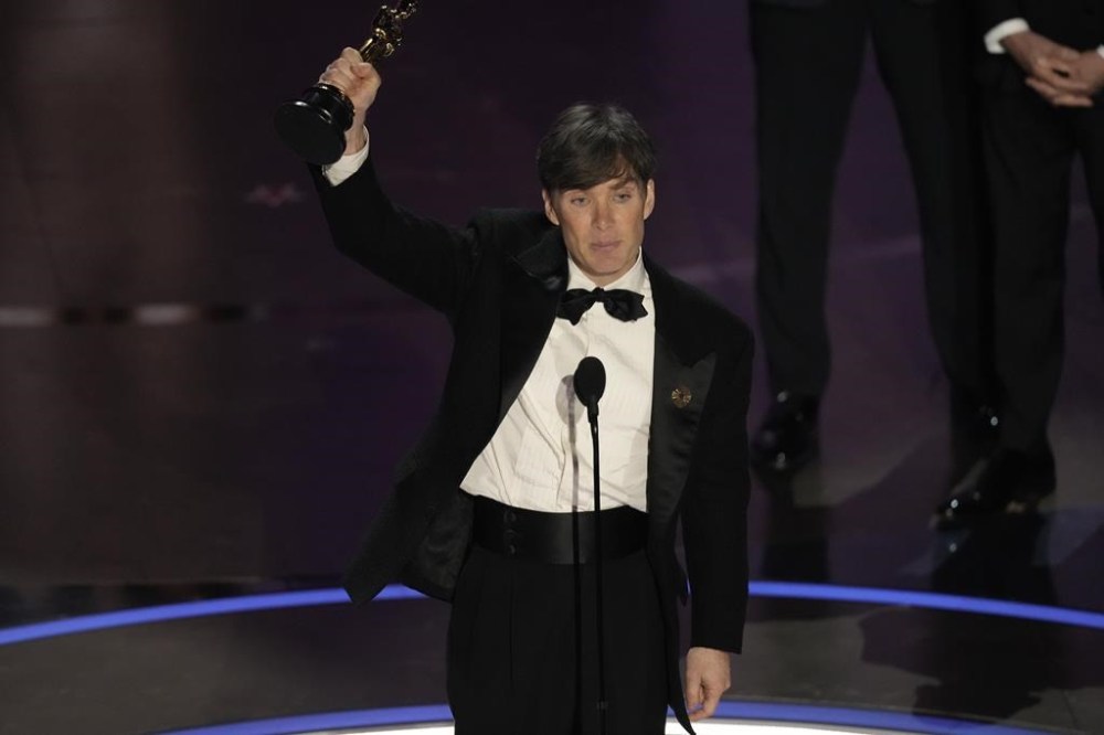 Cillian Murphy accepts the award for best performance by an actor in a leading role for