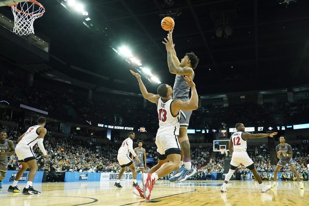 UAB forward Yaxel Lendeborg, center-right, shoots over the defense of San Diego State forward Jaedon LeDee (13) during the first half of a first-round college basketball game in the NCAA Tournament in Spokane, Wash., Friday, March 22, 2024. (AP Photo/Ted S. Warren)