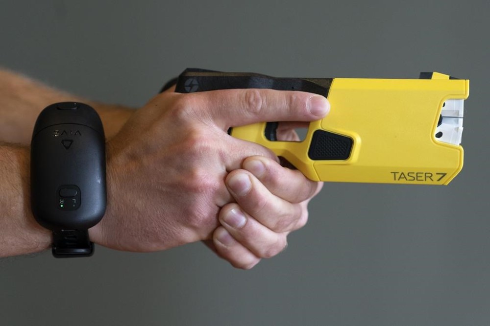 VR equipment and a version of the TASER 7 that utilizes VR technology for training, is demonstrated Thursday, May 12, 2022, in Washington. British Columbia has approved the use of an updated Taser for police around the province. THE CANADIAN PRESS/AP-Jacquelyn Martin