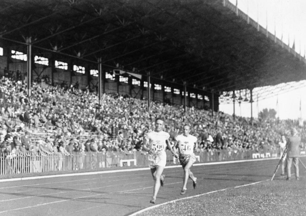 FILE - Vilho Ritola, of Finland, leads the field during the men's 10,000-meter race at the 1924 Olympics in Paris, In this 1924 file photo. Ritola won the gold medal for the event. Ahead of this summer's Paris Olympics, an exhibit in the French capital shows how the Games have been a