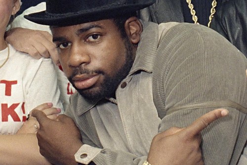 FILE - Run-DMC's Jason Mizell, Jam-Master Jay, poses with teenagers gathered at New York's Madison Square Garden, Oct. 7, 1986. Prosecutors and defense lawyers are exploring the possibility of a plea deal for the last of three men charged in the 2002 killing of Jam Master Jay, both sides said Thursday, April 4, 2024, less than six weeks after two co-defendants were convicted. (AP Photo/G. Paul Burnett, File)