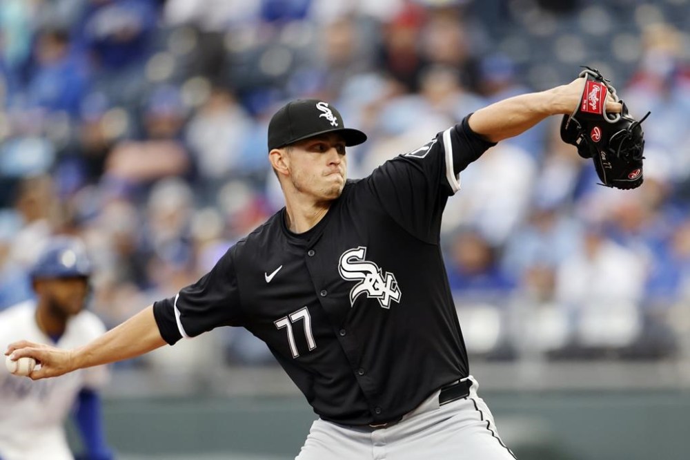 during the Chicago White Sox pitcher Chris Flexen delivers to a Kansas City Royals batter during the first inning of a baseball game in Kansas City, Mo., Saturday, April 6, 2024. (AP Photo/Colin E. Braley)
