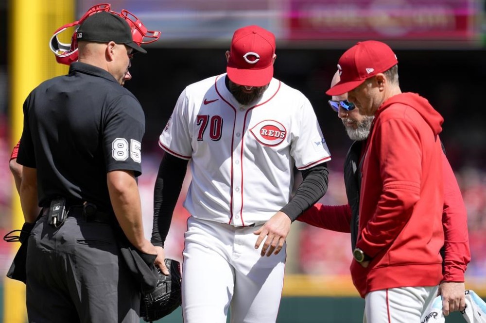 Cincinnati Reds pitcher Tejay Antone (70) is checked on by manager David Bell, right, during the sixth inning of a baseball game against the New York Mets Sunday, April 7, 2024, in Cincinnati. (AP Photo/Jeff Dean)