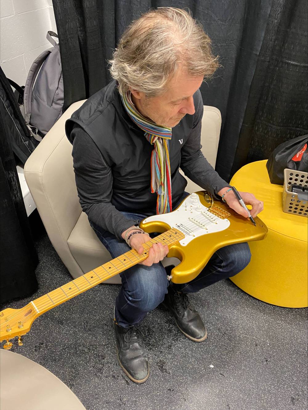 SUPPLIED Blue Rodeo’s Jim Cuddy signs the guitar that is being auctioned to raise money for Make Music Matter.
SUPPLIED Blue Rodeo’s Jim Cuddy signs the guitar that is being auctioned to raise money for Make Music Matter.