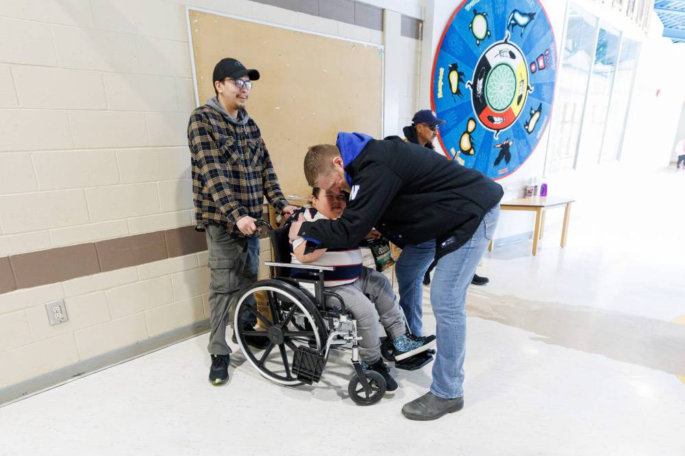 MIKE DEAL / FREE PRESS
Mike O’Shea hugs John Harper who greeted the team as they arrived at the Kistiganwacheeng Elementary School in Garden Hill First Nation.