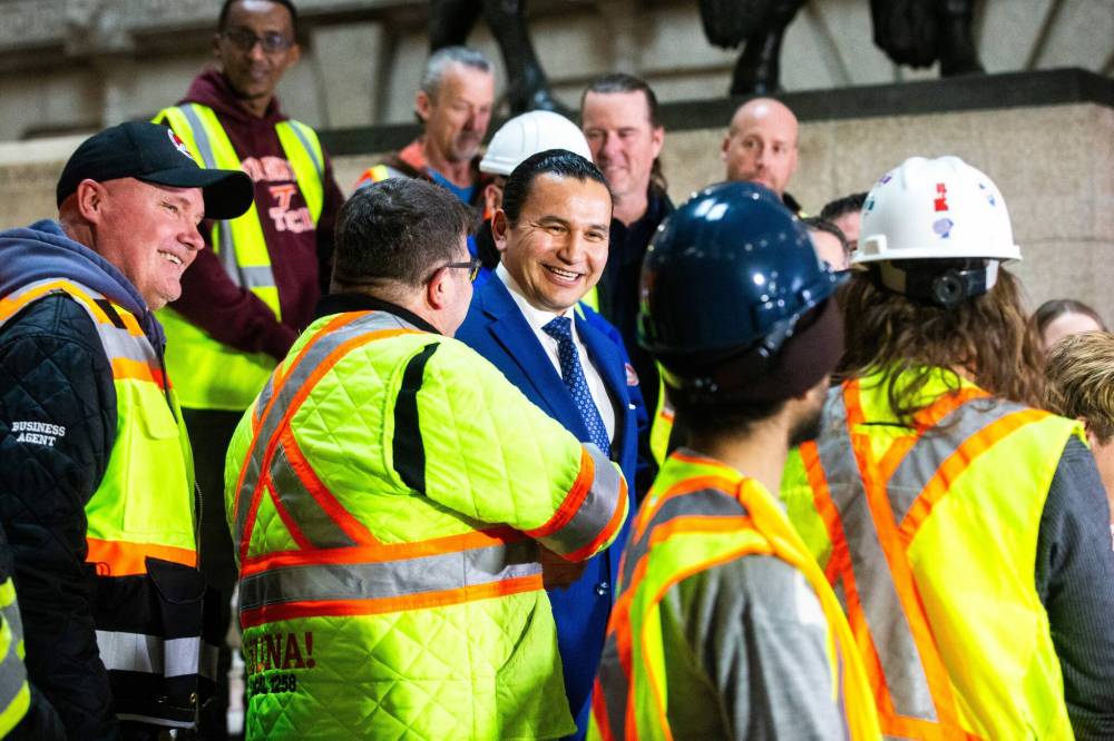 MIKAELA MACKENZIE / FREE PRESS
Premier Wab Kinew greets union members at a news conference announcing a bid to repeal a ban on project labour agreements.