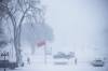 Pedestrians and cars navigate snowy conditions on Broadway on Wednesday. (MIKAELA MACKENZIE / FREE PRESS FILES)