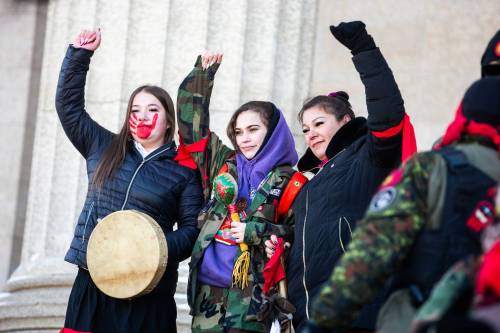 MIKAELA MACKENZIE / FREE PRESS
Jordan Myran, sister of Marcedes Myran (left), Cambria Harris, daughter of Morgan Harris, and Melissa Robinson, cousin of Morgan Harris, at the Legislative Building Friday.