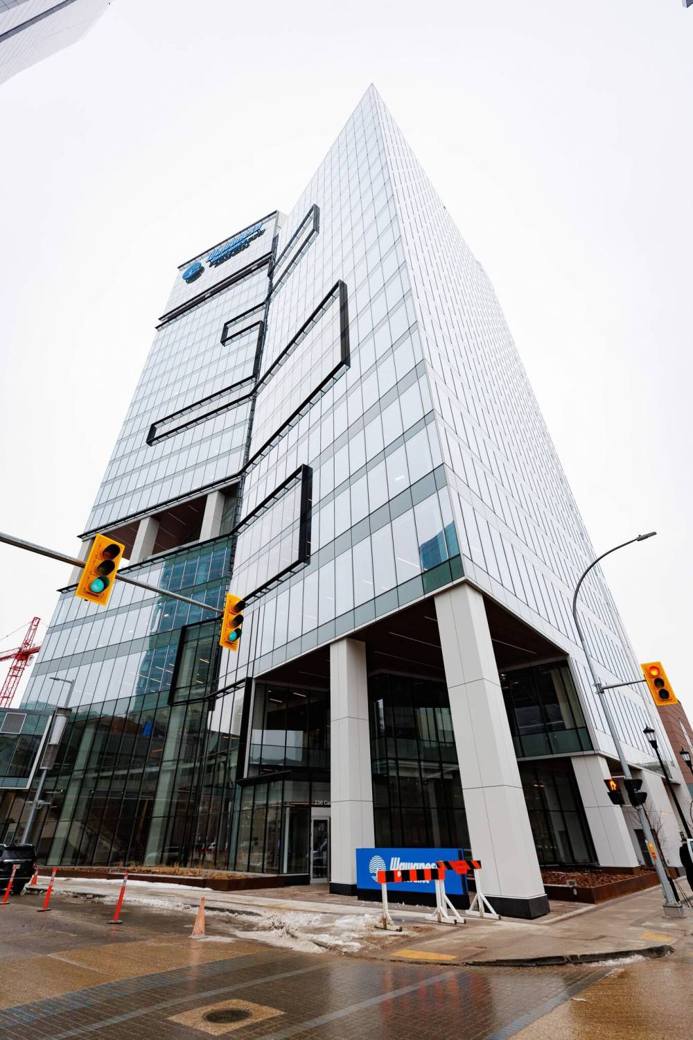 MIKE DEAL / WINNIPEG FREE PRESS
Wawanesa officially opened it's new 21-storey, 360,000-square-foot, purpose-built tower at the corner of Graham Avenue and Carlton Street Wednesday.