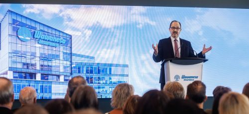 MIKE DEAL / WINNIPEG FREE PRESS
                                &ldquo;When you look out the windows on the 21st floor, you can see The Forks, the human rights museum, the legislative building &mdash; and if you look down from this window over here in June, that&rsquo;s where there will be a Stanley Cup party,&rdquo; CEO Jeff Goy said.