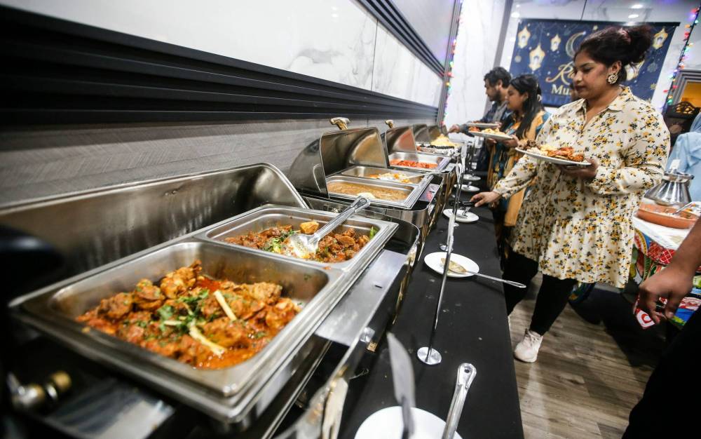 JOHN WOODS / FREE PRESS
People dig in at an iftar buffet at the Barbecue Hut.